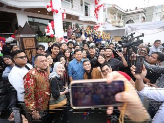 Ketua Umum Partai Gerindra, Prabowo Subianto, saat berswafoto dengan warga