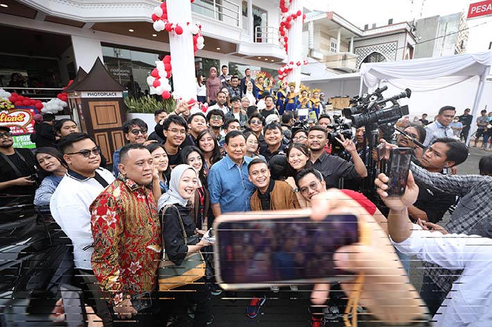 Ketua Umum Partai Gerindra, Prabowo Subianto, saat berswafoto dengan warga