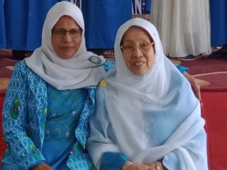 Ketua Wanita Islam Alkhairaat (WIA) Provinsi Sulawesi Tengah, Sakinah Alhabsyie didampingi Pendiri WIA Hj, Sy. Sa'Diyah Binti Idrus Bin Salim Aljufri (Putri guru Tua)