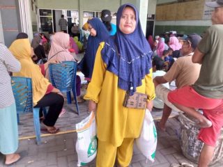 Salah seorang warga di kecamatan Pemalang yang menerima bantuan pangan dari Kemensos