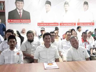 Andi Nur B. Lamakarate, Ketua DPC Gerindra Kota Palu, bersama dengan seluruh unsur pimpinan PAC dan Ranting saat menggelar konfrensi Pers terkait pengusulan nama Cawapres Prabowo.