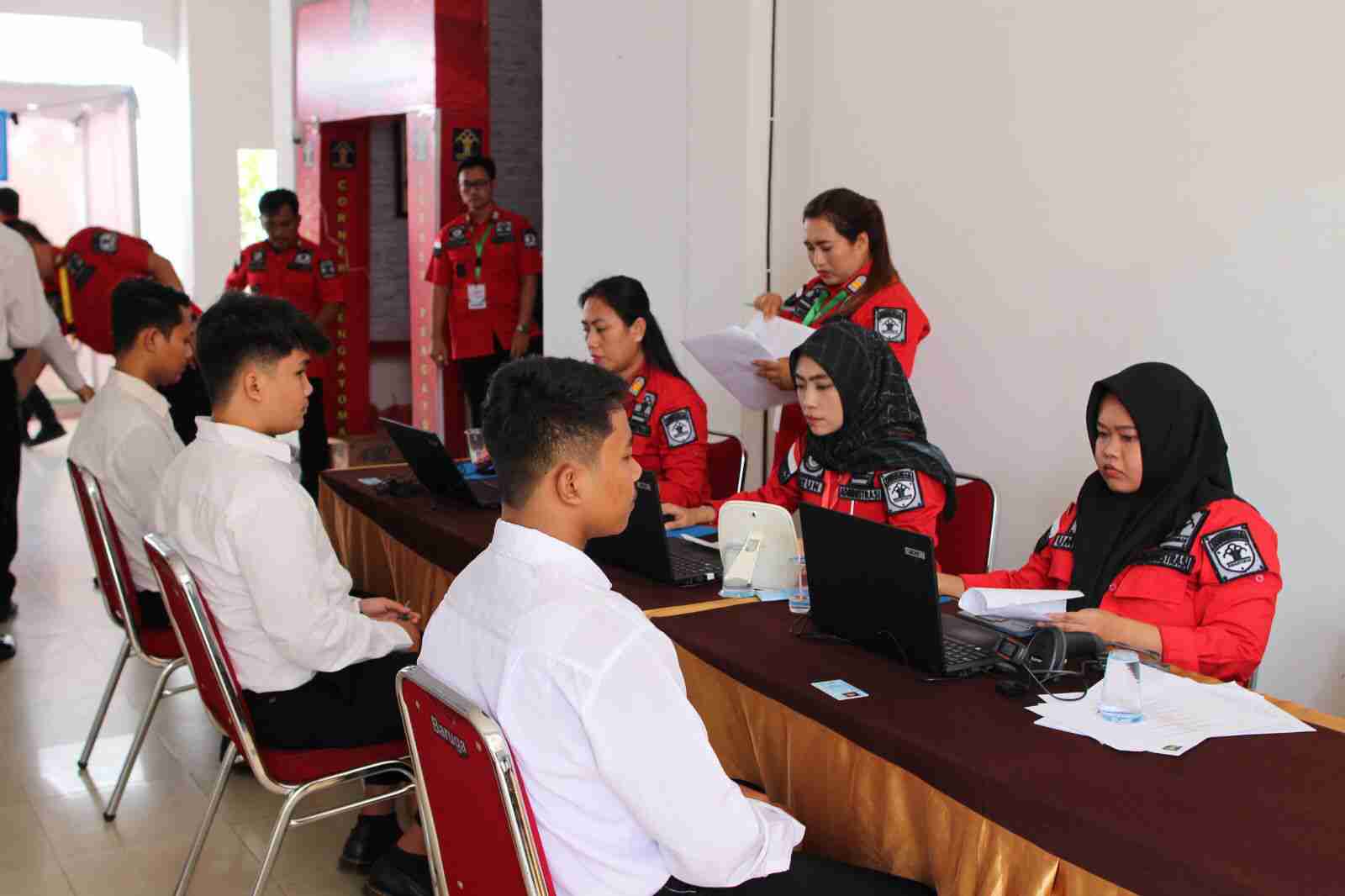 Peserta CKD CPNS Kemenkumham sedang melengkapi administrasi.