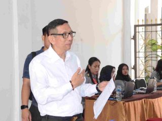 Kakanwil Kemenkumham Sulteng Hermansyah Siregar saat memeriksa proses seleksi penerimaan CPNS di Kantor Kanwil Kemenkumham Sulteng.