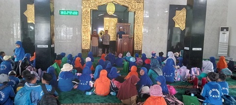 Rombongan pelajar SDIT Al Fahmi Palu saat mengunjungi Mesjid yang berada dilingkungan Markas Polda Sulteng