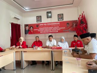 Didampingi Ketua DPD PDIP Sulteng, Hidayat Lamakarate menyampaikan harapannya untuk Sulteng kepada awak media.