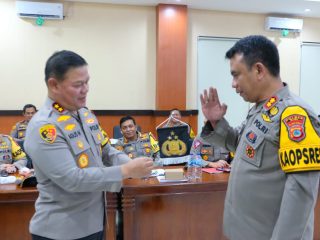 Kepala Kepolisian Daerah (Kapolda) Sulawesi Tengah (Sulteng), Irjen Pol. Dr. Agus Nugroho memberikan penghargaan kepada Polres Sigi.