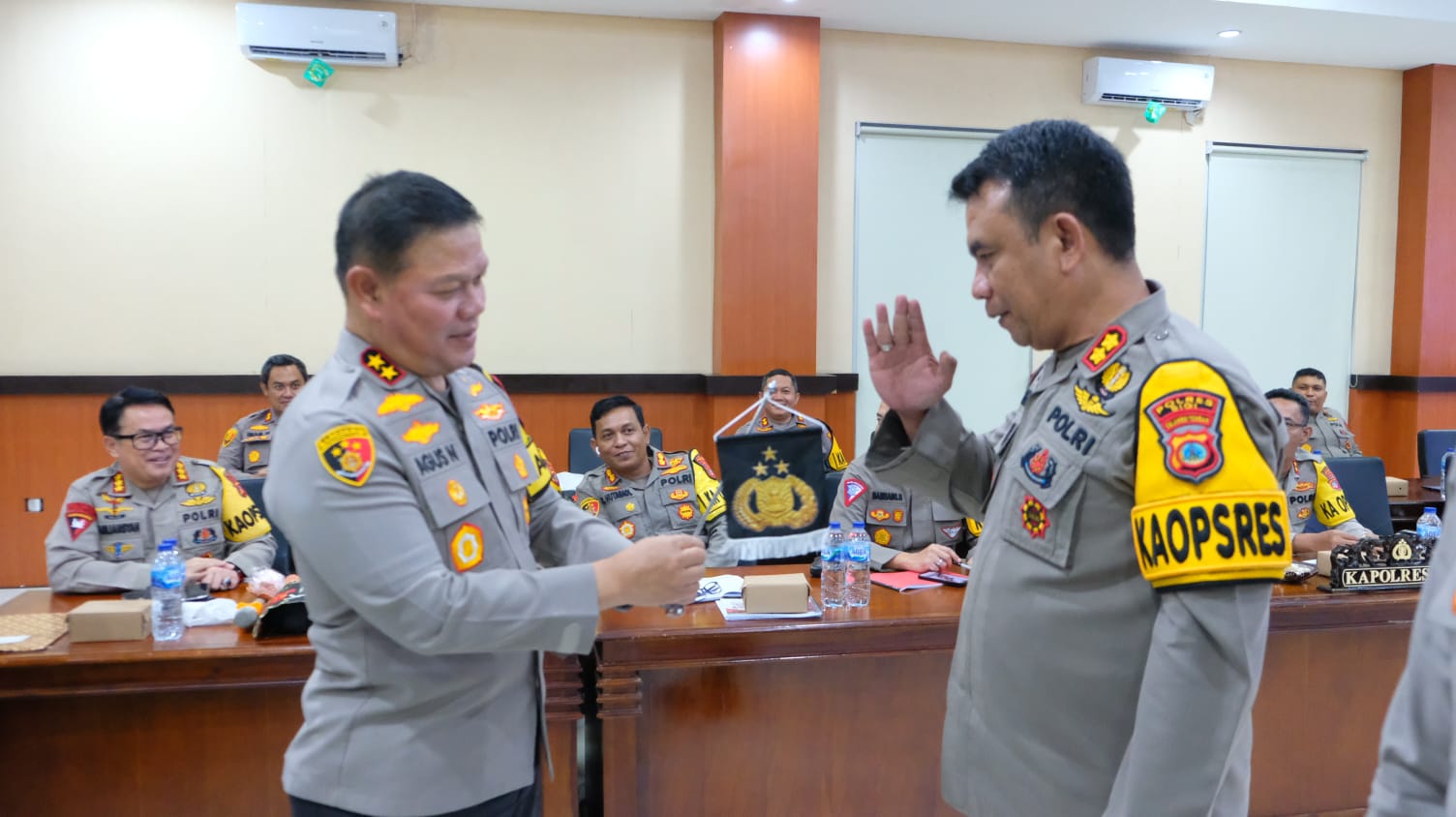 Kepala Kepolisian Daerah (Kapolda) Sulawesi Tengah (Sulteng), Irjen Pol. Dr. Agus Nugroho memberikan penghargaan kepada Polres Sigi.
