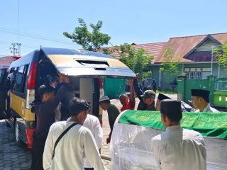 Salah satu aksi Peduli Polres Buol dalam membantu masyarakat, pengantaran jenazah menggunakan armada ambulance.