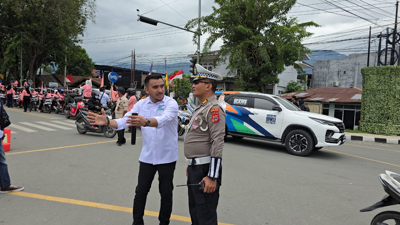 Ketua DPC Partai Demokrat Kota Palu, Abdurahim Nasar Al-Amri saat berkoordinasi dengan Polisi Lalulintas