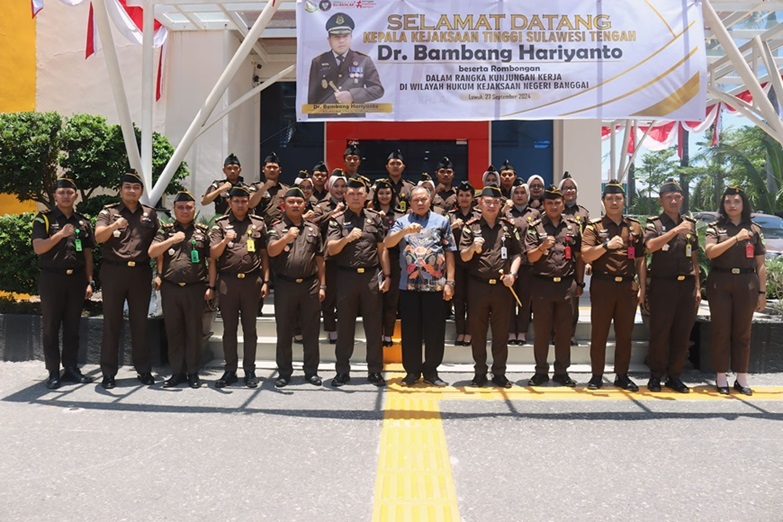 FOTO BERSAMA: Mengakhiri kunjungan di Kabupaten Banggai Kepala Kejaksaan Tinggi Sulawesi tengah, DR. Bambang Hariyanto menyempatkan diri foto bersama jajaran pimpinan utama dan staf Kejaksaan Negeri Banggai.