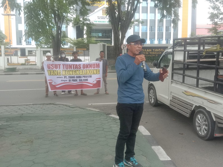 Orasi Ketua LBH GKN, Aceng Lahay saat mendampingi aksi demo mantan karyawan BI.