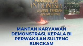 BAKAR BAN: Mantan Karyawan BI bakar ban didepan Kantor BI Perwakilan Sulteng.