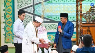 Gubernur Sulteng, Anwar Hafid menyerahkan bingkisan pada saat kegiatan Safari Ramadhan.