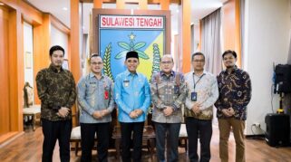 PHOTO BERSAMA: Gubernur Sulteng, Anwar Hafid bersama GM PLN Induk Pembangunan Sulawesi, Wisnu Kuntjoro Adi.