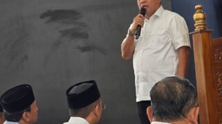 Kepala Kesbangpol, Drs. Arfan, M.Si saat mengisi Kultum Masjid Al Mujahidin, Kantor Gubernur Sulawesi Tengah.