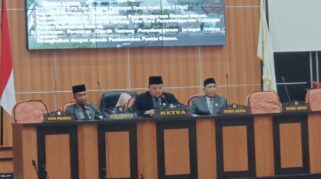 Ketua DPRD Kota Palu Rico Djanggola memimpin rapat paripurna