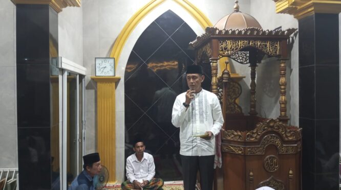 Kepala Dinas Pendidikan dan Kebudayaan Kabupaten Sigi, Anwar. S.Sos saat safari Ramadhan di mesjid Masjid Baiturrahim, Desa Kalukubula, Kecamatan Sigi Biromaru.