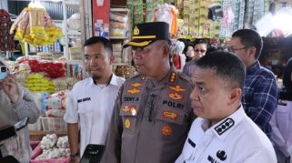 Kapolresta Palu Kombes Pol. Deny Abrahams, S.H., S.I.K., M.H., dan Walikota Palu Hadianto Rasyid melakukan peninjauan langsung di Pasar Tradisional Masomba