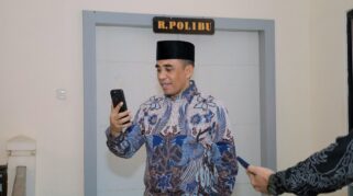 Gubernur Sulteng, Anwar Hafid saat Dalam video call bersama warga dan pengecer gas di Kabupaten Poso.