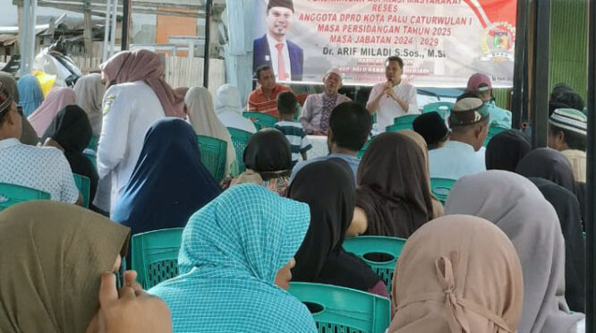 Pada hari kedua pelaksanaan Reses, Dr. Arif Miladi menyerap berbagai aspirasi dari warga Kelurahan Donggala Kodi, Kecamatan Palu Barat, Kota Palu, pada Rabu (16/4/2025) sore. (filesulawesi.com)