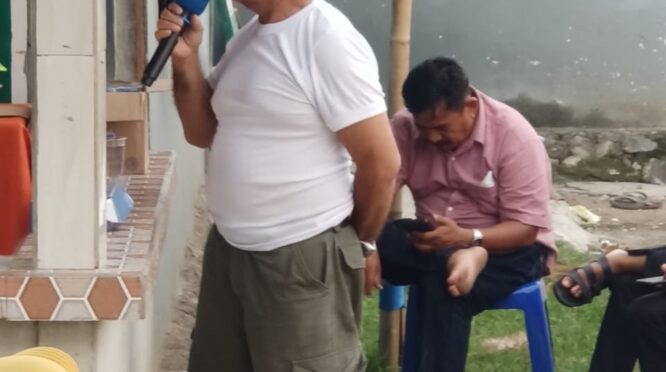 Salah satu warga Taipa Vatu Oge, Taipa menyampaikan aspirasi ke anggota DPRD Kota Palu, Ulfa Saleh terkait jalan dan UMR.