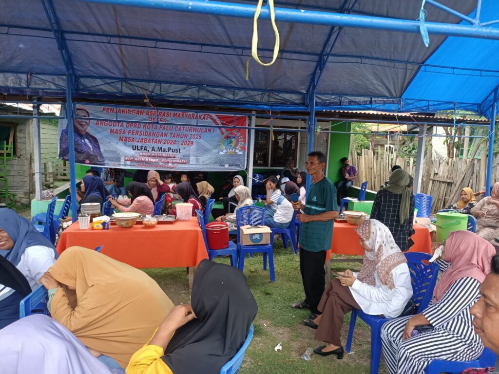 Nusrin T, masyarakat nelayan Kelurahan Kayumalue Pajeko, saat bertanya kepada anggota dewan dan dinas terkait tentang bantuan untuk nelayan.