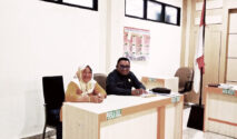 Kuasa Hukum penggugat perkara Perdata, Dr. Egar Mahesa, didampingi Penggugat Lena saat sidang mediasi di PN Palu.