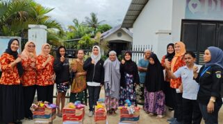 Anggota dan Pengurus Ketua Dharma Wanita Kota Palu, Novayanti Imran foto bersama Warga yang terdampak banjir dan tim dari Dinas Sosial Kota Palu.