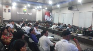 Ketua Tim Satuan Tugas Penyelesaian Konflik Agraria (Satgas Agraria), Eva Bande saat mengawal aspirasi rakyat dikantor Pemkab Poso.