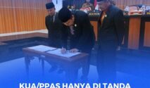 TANDA TANGAN: Ketua DPRD Kota Palu Rico Djangola dan wakil ketua I menanda tangani nota KUA/PPAS, yang disaksikan plt. Asisten 3 Sekretariat Daerah Kota Palu Rahmad Mustafa