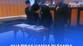 TANDA TANGAN: Ketua DPRD Kota Palu Rico Djangola dan wakil ketua I menanda tangani nota KUA/PPAS, yang disaksikan plt. Asisten 3 Sekretariat Daerah Kota Palu Rahmad Mustafa