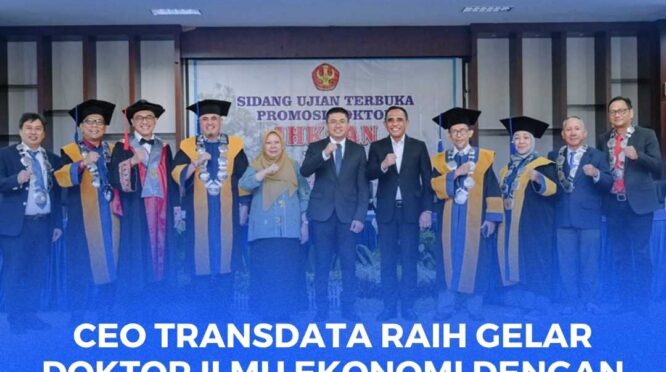 Dr. Ir. Ihksan, S.T., M.M foto bersama Gubernur Sulteng, Anwar Hafid, Prof. Dr. Amar, S.T., M.T., IPU., ASEAN Eng Wakil Gubernur Sulteng, Renny Lamadjido, Rektor Untad, beserta dosen penguji