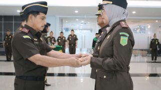 Penyerahan tongkat komando Kajari Donggala yang baru, oleh Plt. Kepala Kejaksaan Tinggi Sulawesi Tengah, Zullikar Tanjung, S.H., M.H, kepada Andi Renny Rummana, SH.,MH.