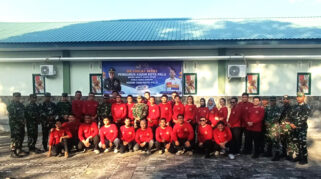 Foto Bersama Pengurus KADIN Kota Palu bersama Kasdim 1306/Kota Palu Mayor Inf Tomy Herijanto dan instruktur yang bakal menggembleng peserta retreat mini di markas Yonif 711/Raksatama.