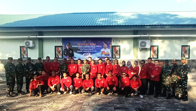 Foto Bersama Pengurus KADIN Kota Palu bersama Kasdim 1306/Kota Palu Mayor Inf Tomy Herijanto dan instruktur yang bakal menggembleng peserta retreat mini di markas Yonif 711/Raksatama.
