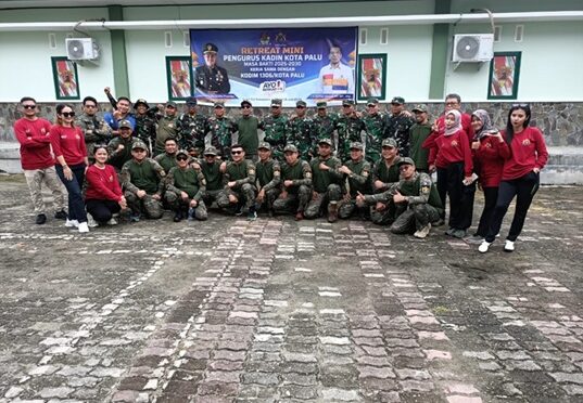 Foto Bersama : Pelatih, dan peserta Retreat Mini Kadin Kota Palu bersama Kodim 1306/Koa Palu.