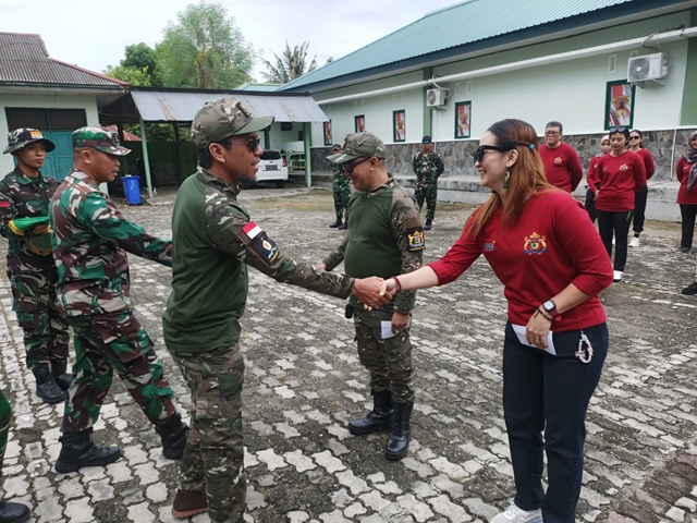 Peserta terbaik Retreat Mini KADIN Kota Palu, Muhammad Rizky (putra) dan Nita (putri).