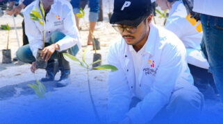 Rembuk Pemuda Sulteng tanam 70.000 mangrove di Pantai Palu pada Hari Mangrove Internasional. Aksi ini jadi "sedekah alam" untuk Teluk Palu lestari dan dorong visi pesisir kelas dunia.