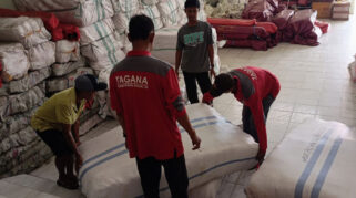 Gempa magnitudo 5,7 guncang Poso, ribuan warga mengungsi. Gubernur Anwar Hafid melalui BPBD Sulteng kerahkan bantuan darurat, penuhi kebutuhan mendesak tenda hingga makanan siap saji.