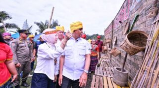Gubernur Sulawesi Tengah Anwar Hafid memperkuat Danau Lindu dengan peresmian listrik, dermaga, dan pembukaan Festival Danau Lindu 2025. Langkah strategis untuk kemajuan infrastruktur dan pelestarian budaya lokal di kawasan konservasi.
