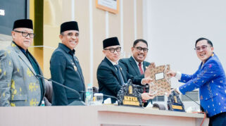 Pemprov dan DPRD Sulteng sepakati RPJMD 2025-2029. Gubernur Anwar Hafid umumkan bantuan Rp413 Miliar untuk cetak sawah dan pengalihan proyek infrastruktur Rp151 Miliar dari pusat. Ini arah pembangunan Sulteng 5 tahun ke depan.