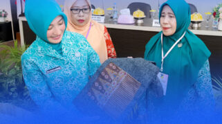 Ketua TP-PKK Sulteng, Sry Nirwanti Bahasoan, membuka pelatihan seni merias dan merangkai bunga bagi perempuan pelaku UMKM.