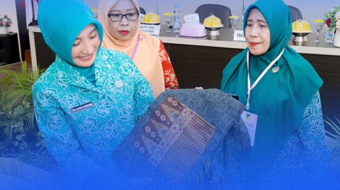 Ketua TP-PKK Sulteng, Sry Nirwanti Bahasoan, membuka pelatihan seni merias dan merangkai bunga bagi perempuan pelaku UMKM.