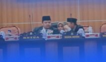 PARIPURNA- Ketua DPRD Kota Palu, Rico. A. Djanggola, didampingi wakil ketua DPRD I Muhlis. U Aca, dan Asisten I Pemkot Palu Usman. SH, memimpin rapat Paripurna