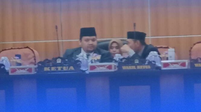 PARIPURNA- Ketua DPRD Kota Palu, Rico. A. Djanggola, didampingi wakil ketua DPRD I Muhlis. U Aca, dan Asisten I Pemkot Palu Usman. SH, memimpin rapat Paripurna