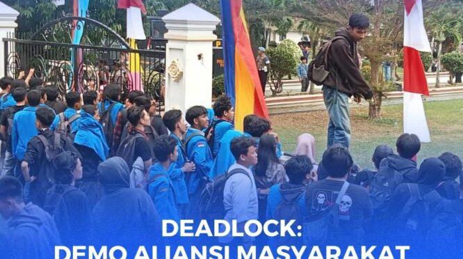 Ratusan Mahasiswa saat gelar aksi demonstrasi di depan Kantor DPRD Sulteng