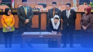 Penandatanganan Nota Kesepakatan KUA dan PPAS oleh DPRD Palu dan Pemkot Palu.
