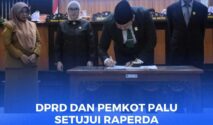 Ketua DPRD Kota Palu Rico. A. Djanggola menadatangani berita acara persetujuan bersama tiga buah Raperda, pasa rapat paripurna