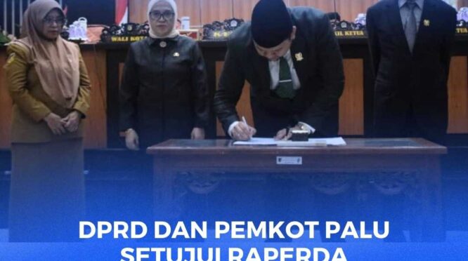 Ketua DPRD Kota Palu Rico. A. Djanggola menadatangani berita acara persetujuan bersama tiga buah Raperda, pasa rapat paripurna