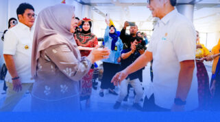 Wagub Sulawesi Tengah dr. Reny A. Lamadjido menyambut Menkes RI Budi Gunadi Sadikin di Palu. (Foto : Berani Media)